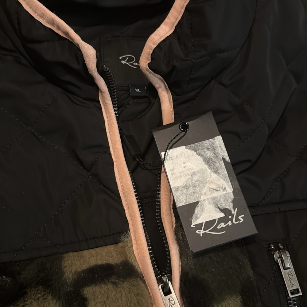 Rails Wesley Camo Quilted Fleece Women’s XL NWT 225$ - Picture 3 of 8